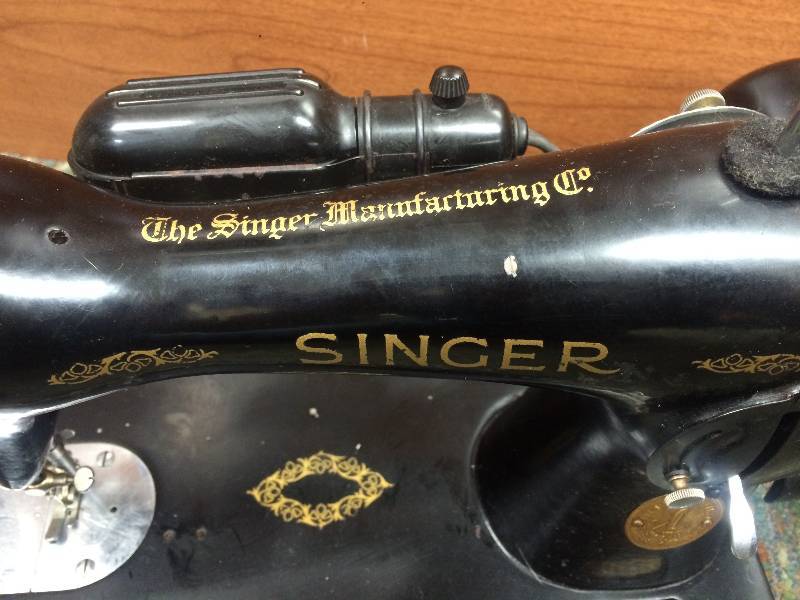lot 95 image: Antique Singer Sewing Machine