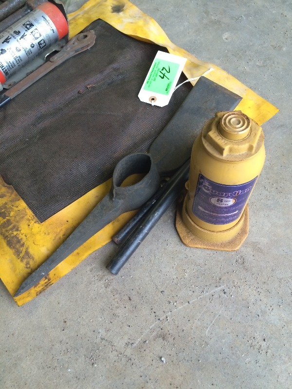 lot 42 image: Military Truck M35 Tool Kit