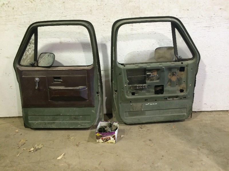 lot 45 image: Military Truck 1986 1 ton Chevrolet Truck doors - pair