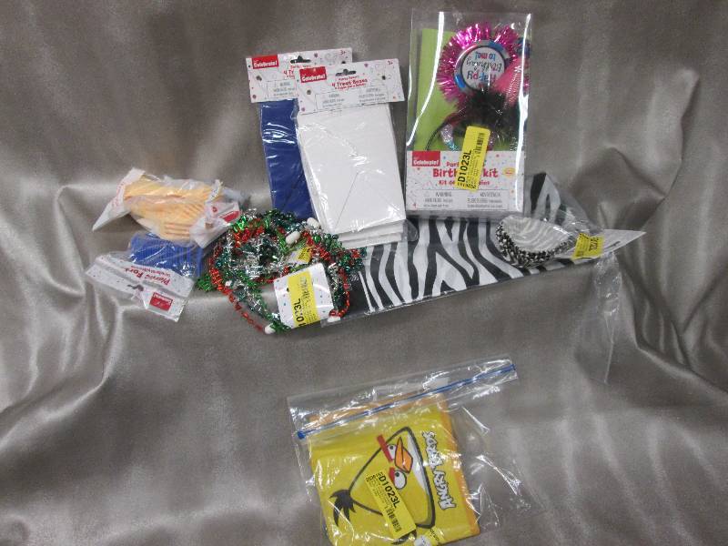lot 3 image: Party supplies Napkins, Party trea...