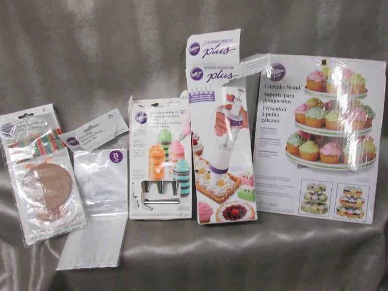 lot 15 image: Wilton Products Treat bags, Cupcak...