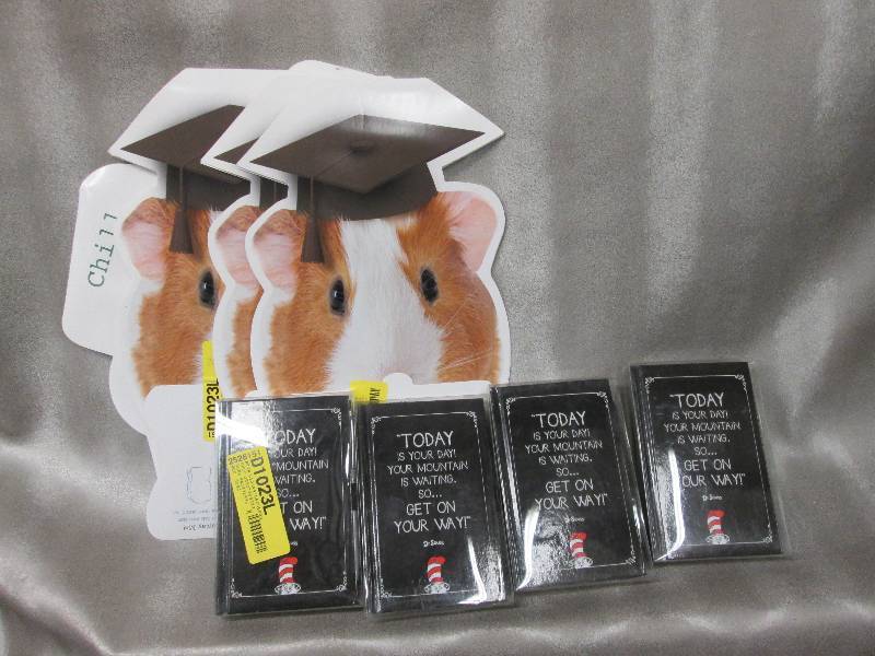 lot 16 image: Graduation Display cards, 4 Dr Seus...