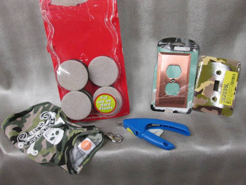 lot 37 image: 2.5 inch floor slides, Small dog T-...