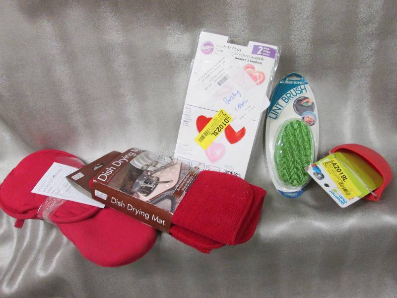 lot 60 image: Red pot holder mitt, drying mat, l...