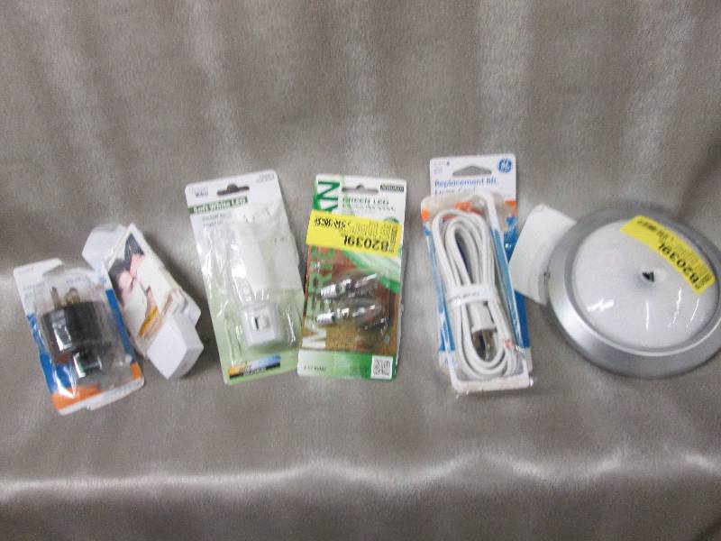 lot 71 image: Heavy duty plug, 2 night lights, bu...