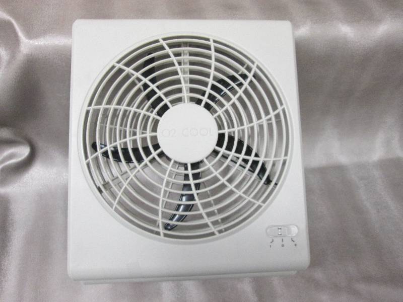 lot 104 image: O2 Cool battery operated fan -used...