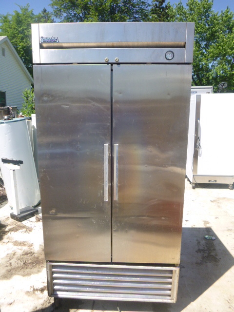 lot 9 image: True Superior Refrigerator