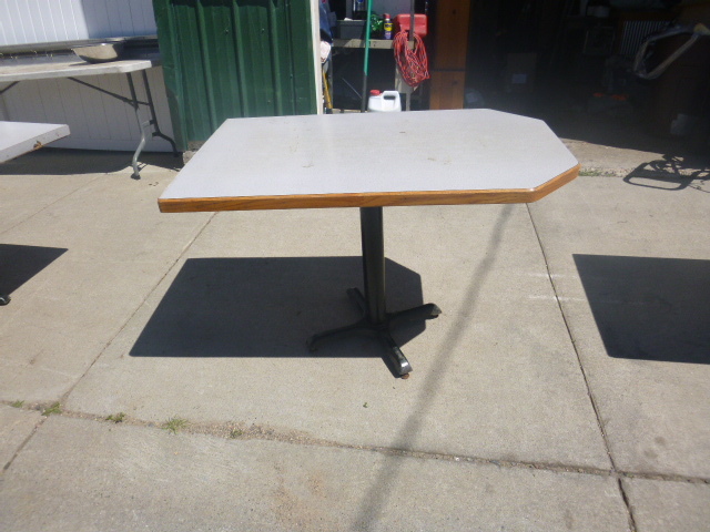 lot 22 image: Restaurant Table