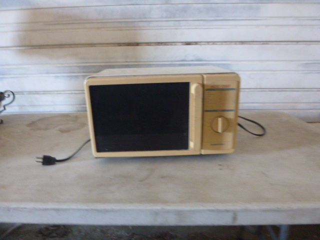 lot 76 image: Samsung Mini Chef Microwave