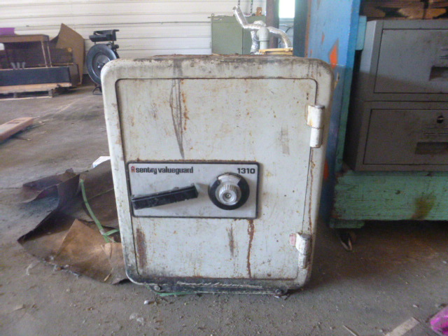 lot 81 image: Sentry ValueGaurd 1310 Safe