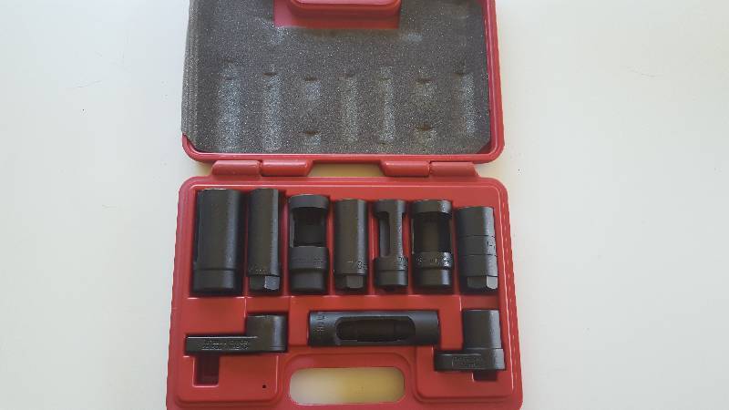 lot 4 image: Oxygen sensors, diesel injectors, oil pressure sending units and vacuum switches sockets