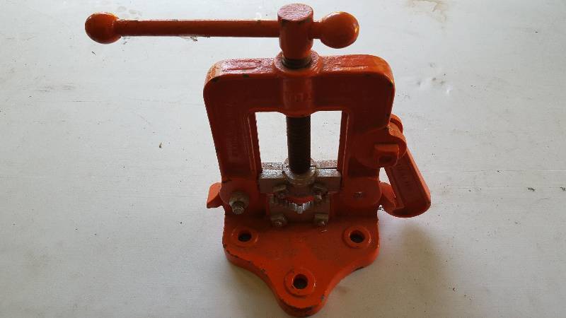 lot 30 image: Vintage Armstrong Bros. bench pipe vice U.S.A.