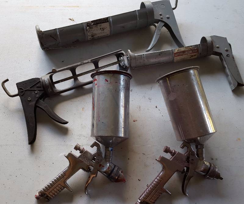 lot 39 image: 3 Caulking guns & 2 Paint Sprayers