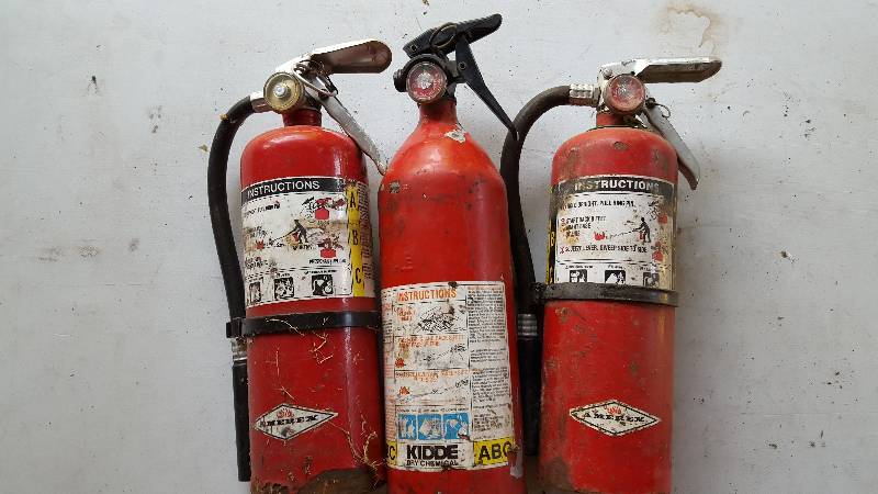 lot 47 image: Lot of 3 Fire Extinquishers