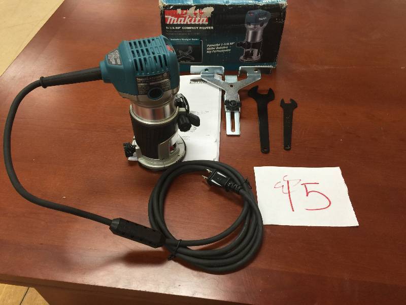 lot 15 image: Makita 1-14 HP Compact Router Model # RT0701C new