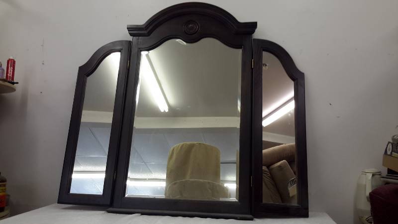 Folding vanity mirror
