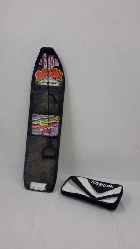 Snowboard and blocking glove
