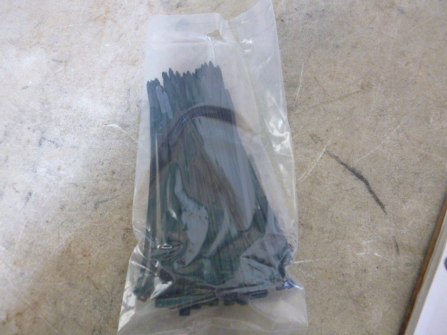 lot 132 image: 8 Cable Ties