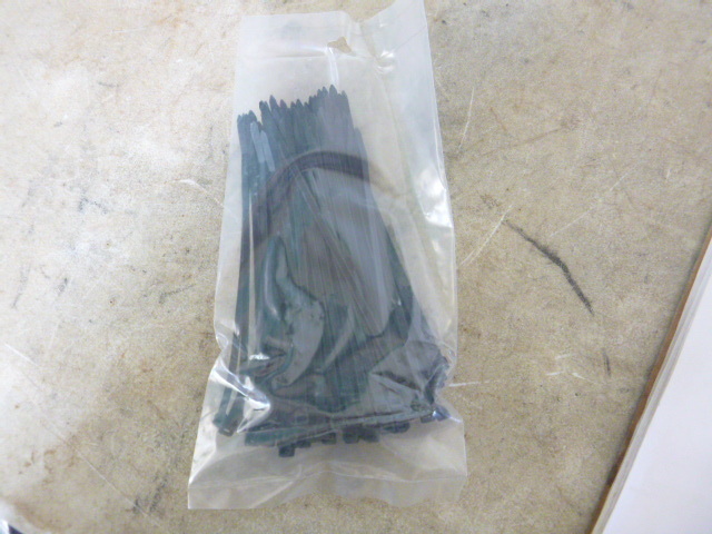 lot 133 image: 8 Cable Ties
