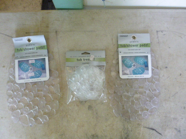 lot 218 image: 3 Packs of Interdesign Tub Treadz