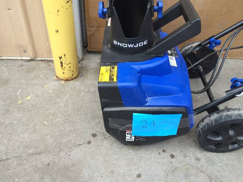 lot 21 image: Snow Joe 18 in. 40-Volt Lithium-Ion Hybrid Snow Blower Model # ION18SB-HYB in working conditions