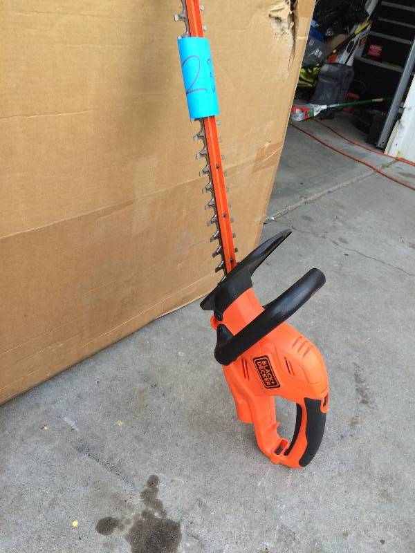 lot 23 image: BlackDecker  22 in, 120 v - 60 hz 4 A. Corded Hedge Trimmer Model # HT22 in working conditions