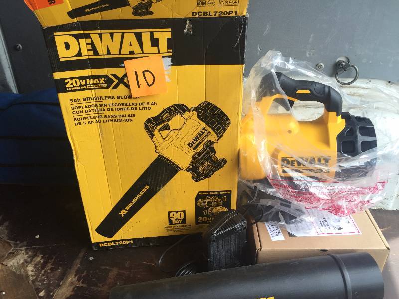 lot 10 image: Dewalt 90 MPH 400 CFM 20-Volt Max Lithium-Ion Cordless Electric Brushless Blower New Model # DCBL720P1