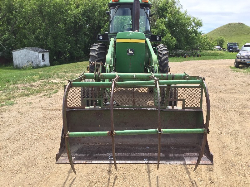 John Deere 4630         158 loader