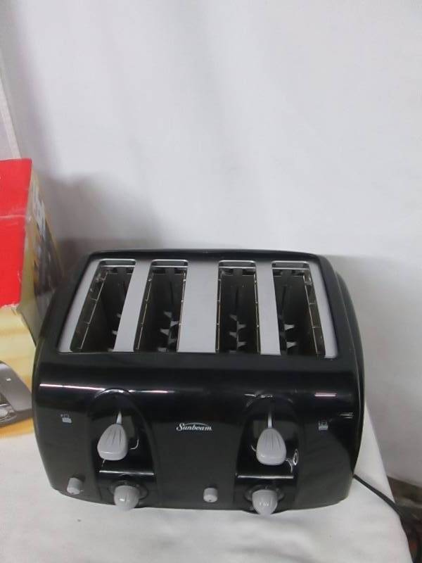 lot 78 image: Sunbeam 4-Slice Wide-Slot Toaster