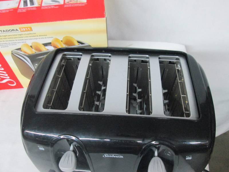 lot 53 image: Sunbeam 4-Slice Wide-Slot Toaster