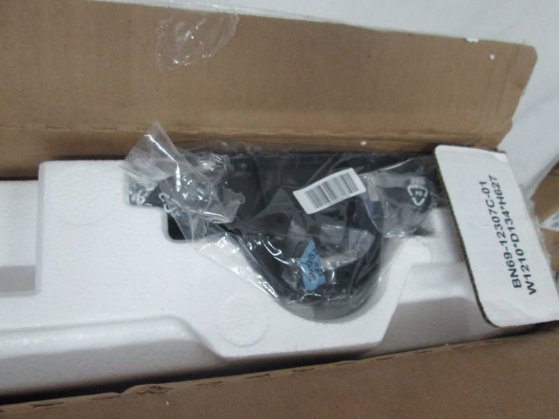 lot 83 image: Samsung 43 1080p LED Smart TV - Broken Screen