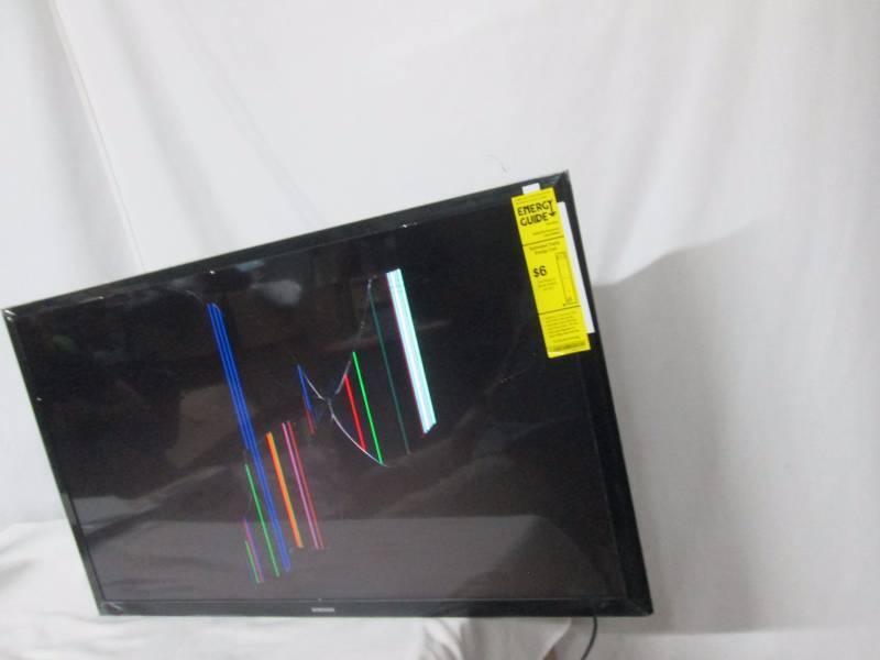 lot 81 image: Samsung 32 720p LED TV - Broken Screen