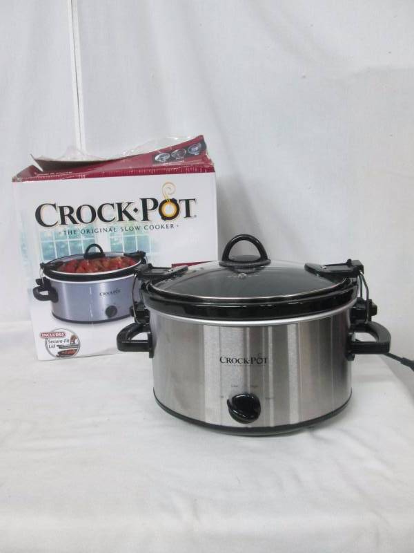 lot 30 image: Crock-Pot 4-qt. Cook-and-Carry Slow Cooker
