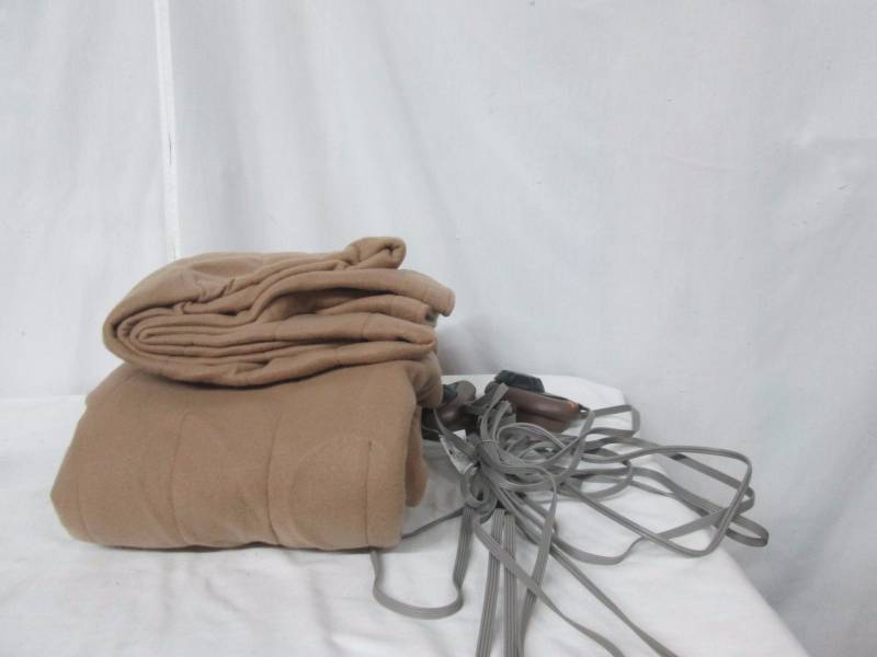 lot 68 image: Sunbeam Quilted Fleece Electric Blanket - Queen