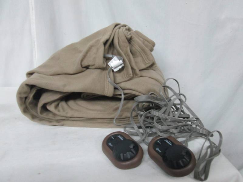 lot 36 image: Sunbeam Quilted Fleece Electric Blanket - Queen