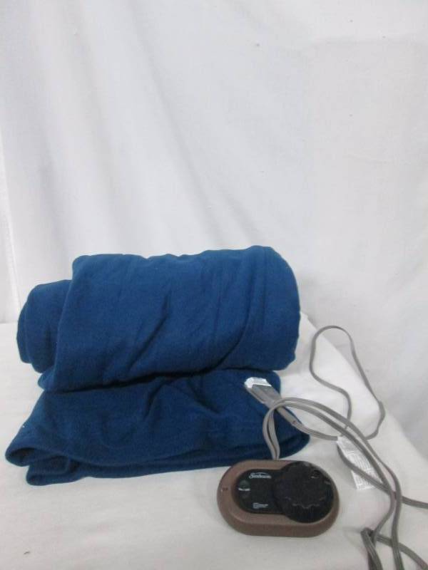 lot 40 image: Sunbeam Quilted Fleece Electric Blanket - Twin