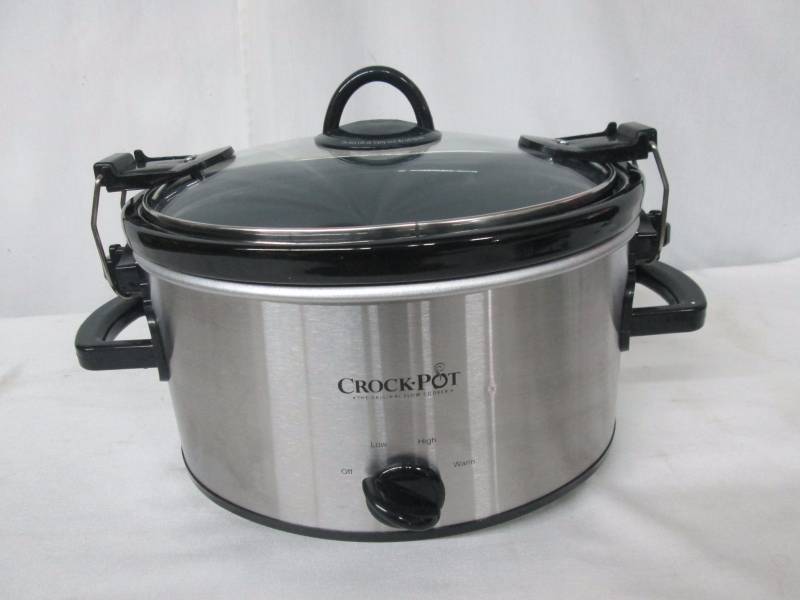 lot 28 image: Crock-Pot 4-qt. Cook-and-Carry Slow Cooker