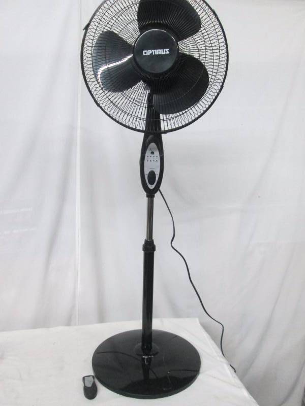 lot 24 image: Optimus 16 Oscillating Pedestal Fan