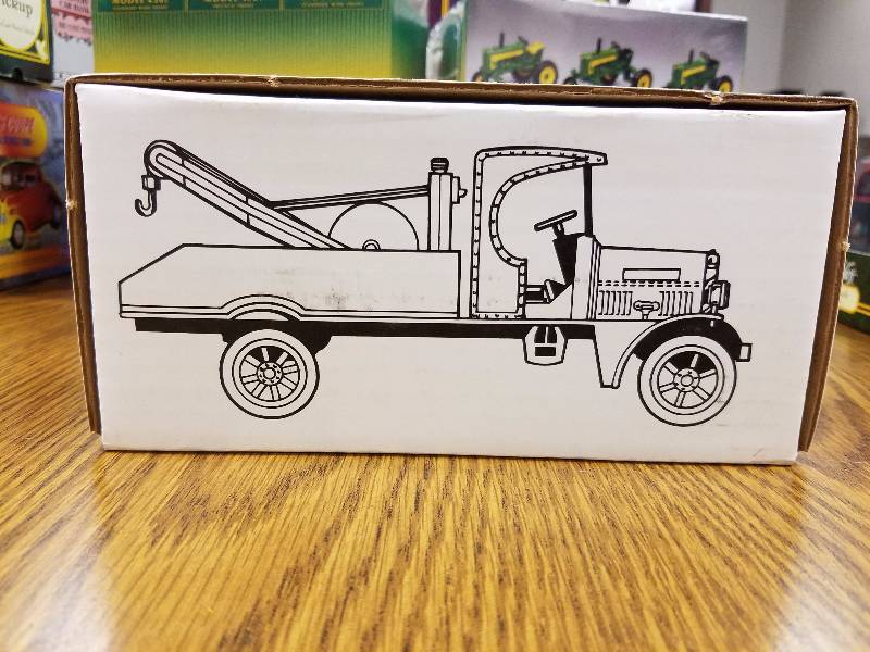 lot 5 image: 1925 Kenworth Wrecker Die Cast Bank by Ertl