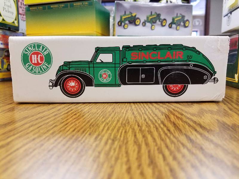 lot 6 image: Sinclair 1939 Dodge Flyer Tanker Bank by Ertl