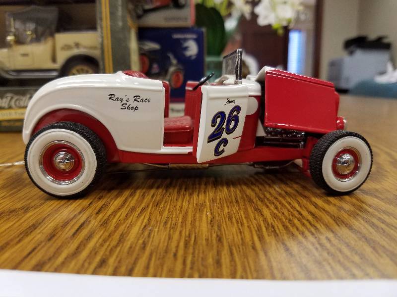 lot 23 image: 1932 Ford Roadster 124 Scale Die Cast