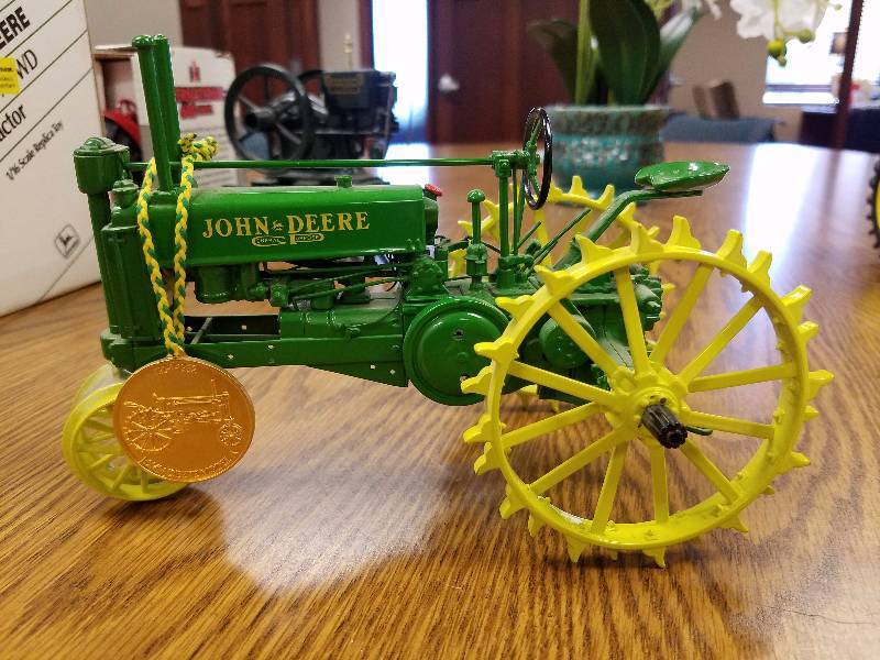 lot 43 image: John Deere Die Cast Model A Tractor & Coin