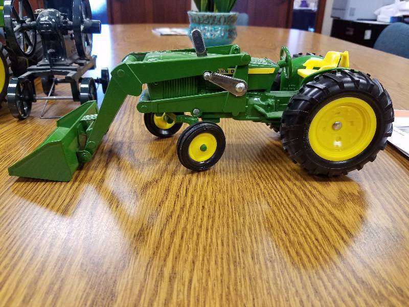 lot 44 image: Large John Deere Die Cast tractor