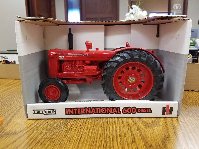 lot 52 image: International 600 Diesel Die Cast Tractor by Ertl