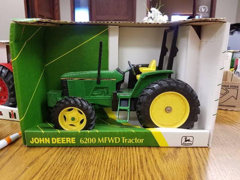 lot 53 image: John Deere 6200 MFWD Die Cast Tractor by Ertl