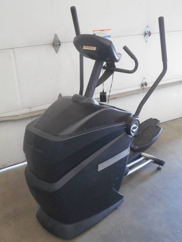Octane Fitness Electronic Eliptical...
