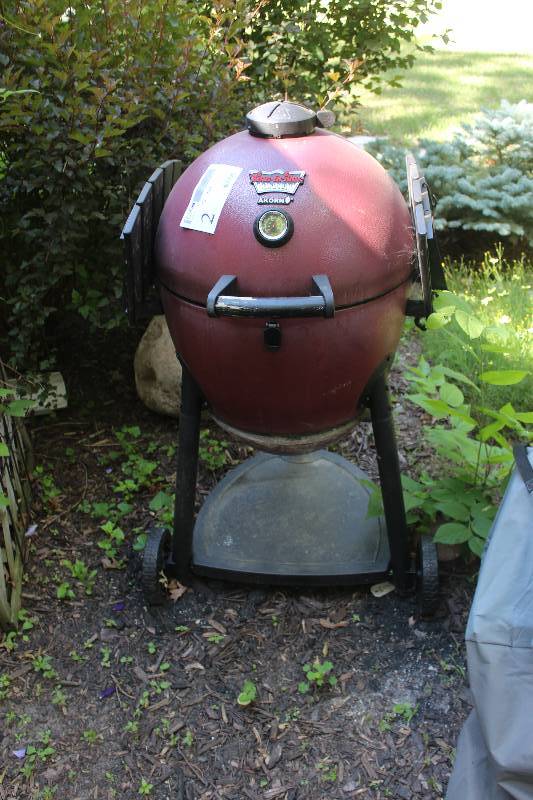 lot 2 image: Char-Griller King Griller Akorn Grill