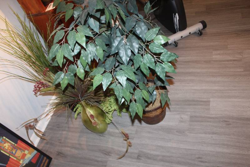 lot 15 image: Lot of (3) Fake Plants