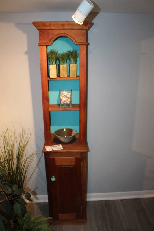 lot 14 image: Shelf w Decorations