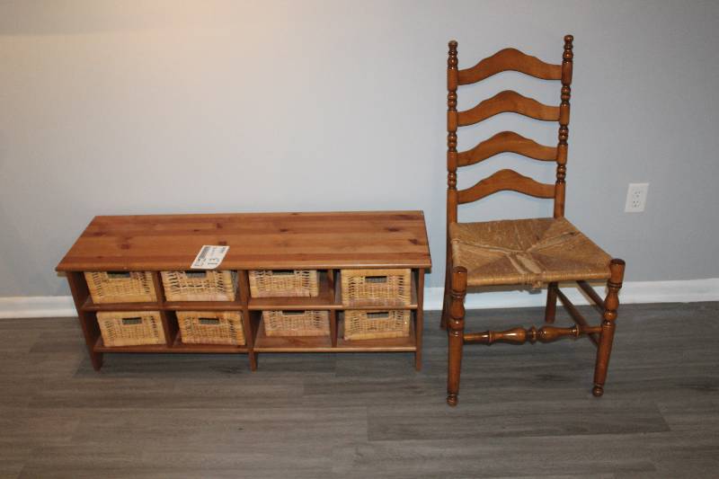 lot 13 image: Table w Chair